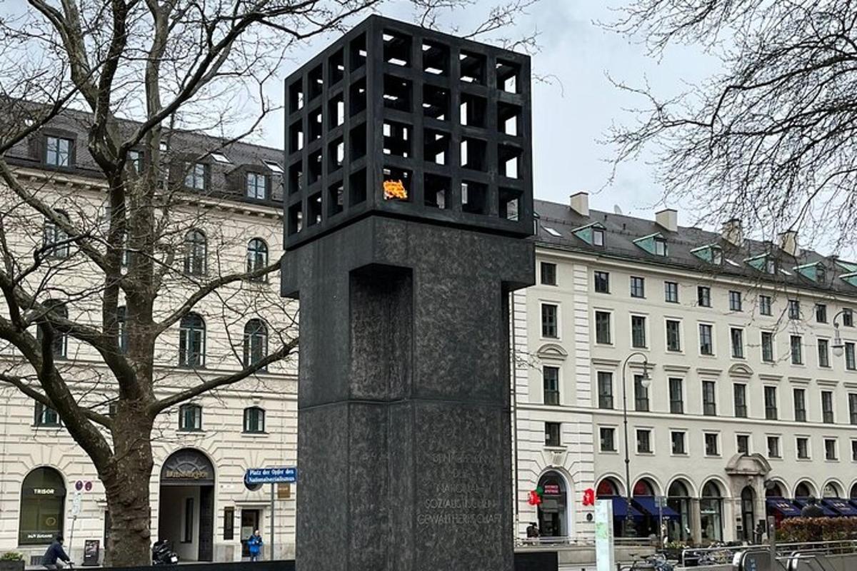 vysoká hodinová věž před budovou