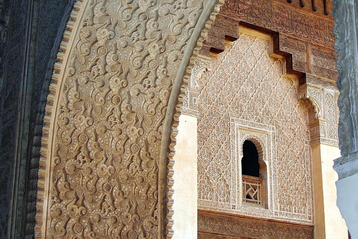 um edifício com uma parede de pedra e uma janela