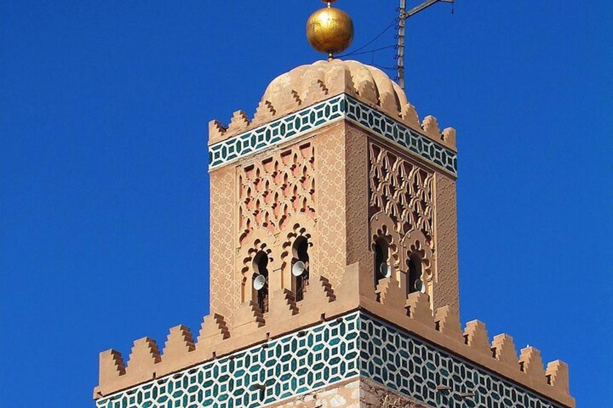 uma torre de relógio com uma bola no topo