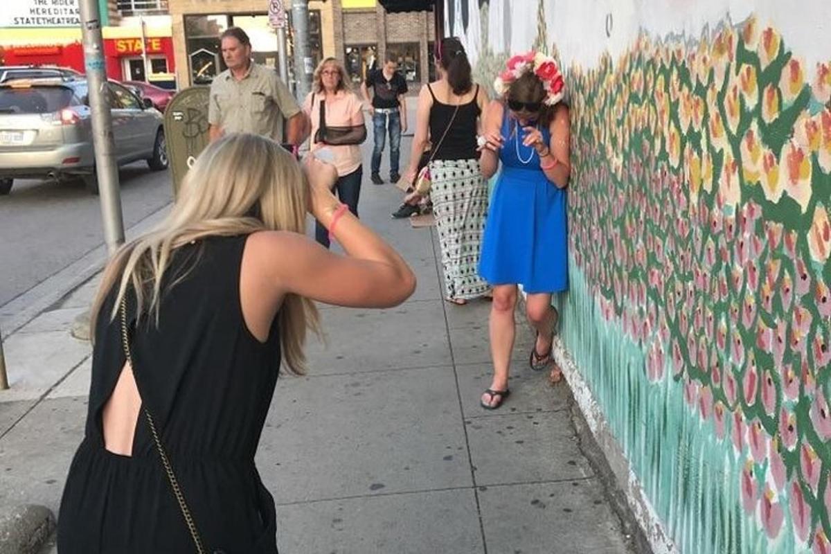 una donna che scatta una foto di un muro