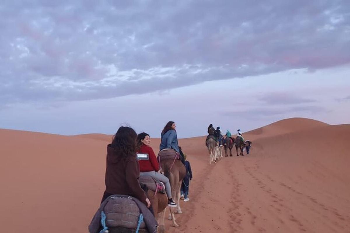 un gruppo di persone a cavallo nel deserto