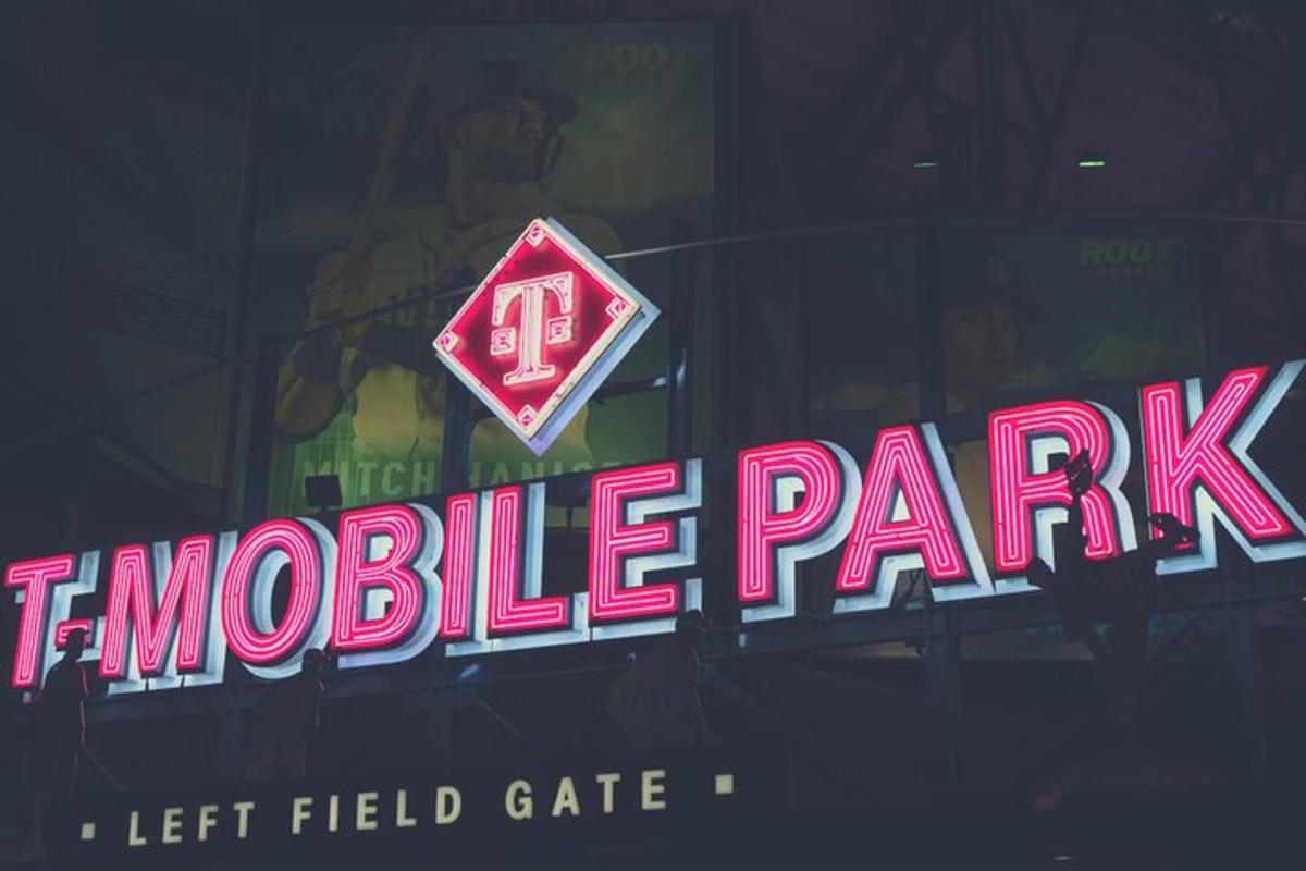 ein Neonschild mit der Aufschrift „MLB Park“ auf einem Gebäude