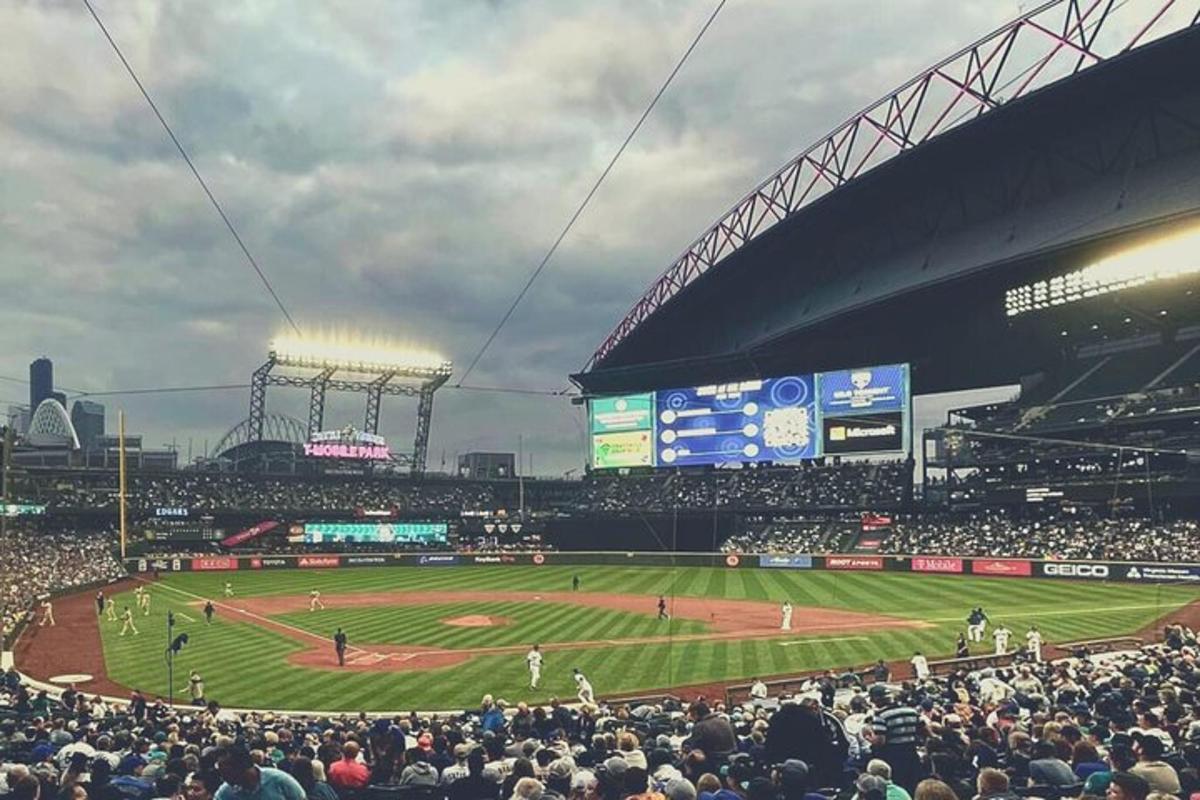 eine Menschenmenge, die ein Baseballspiel anschaut