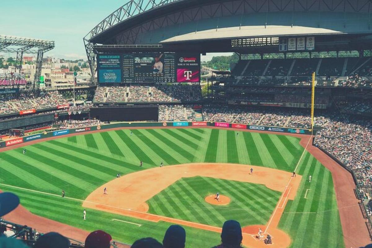 ein Baseballstadion voller Menschen, die ein Spiel anschauen