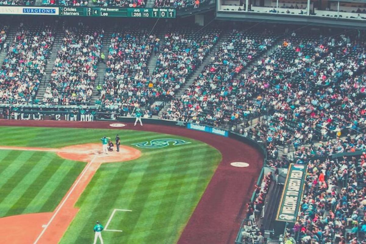 eine Menschenmenge, die ein Baseballspiel anschaut