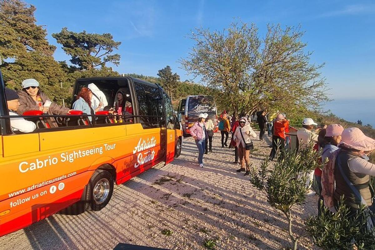 sekelompok orang berdiri di sekitar bus kuning