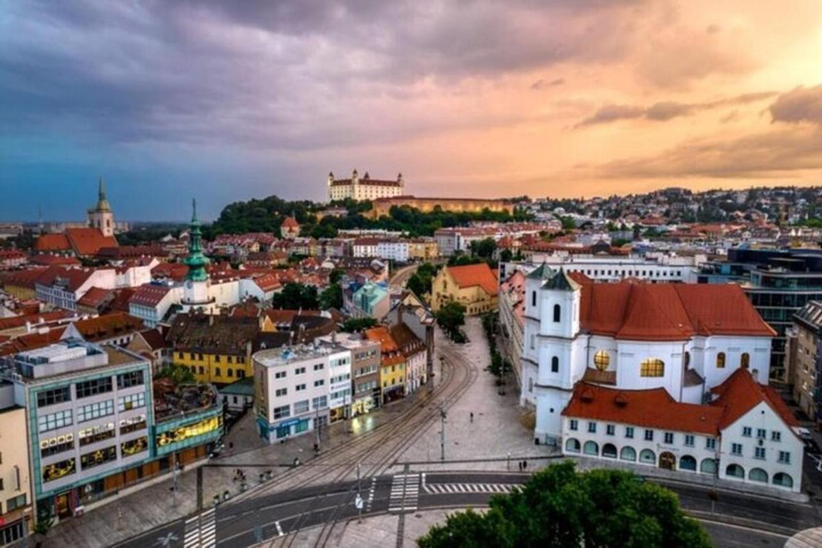 pohled na město s budovami při západu slunce