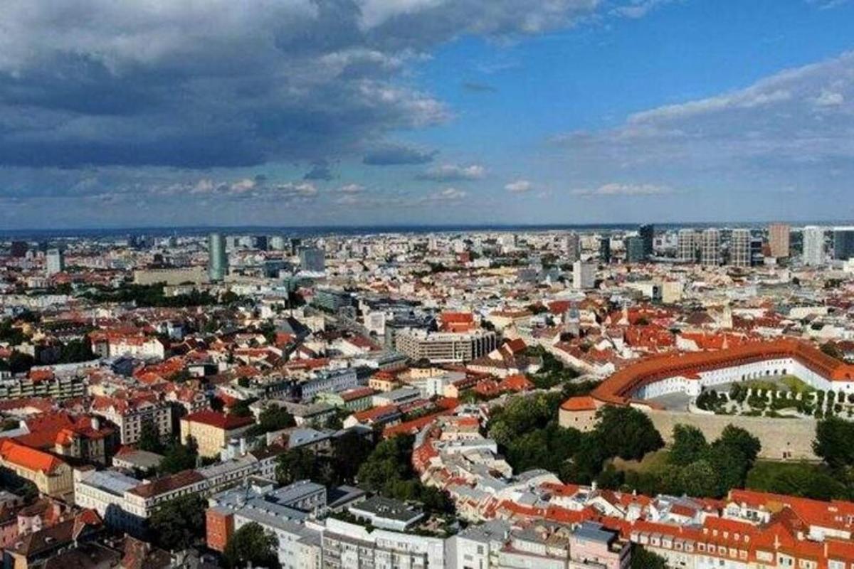 Letecký pohled na město s budovami