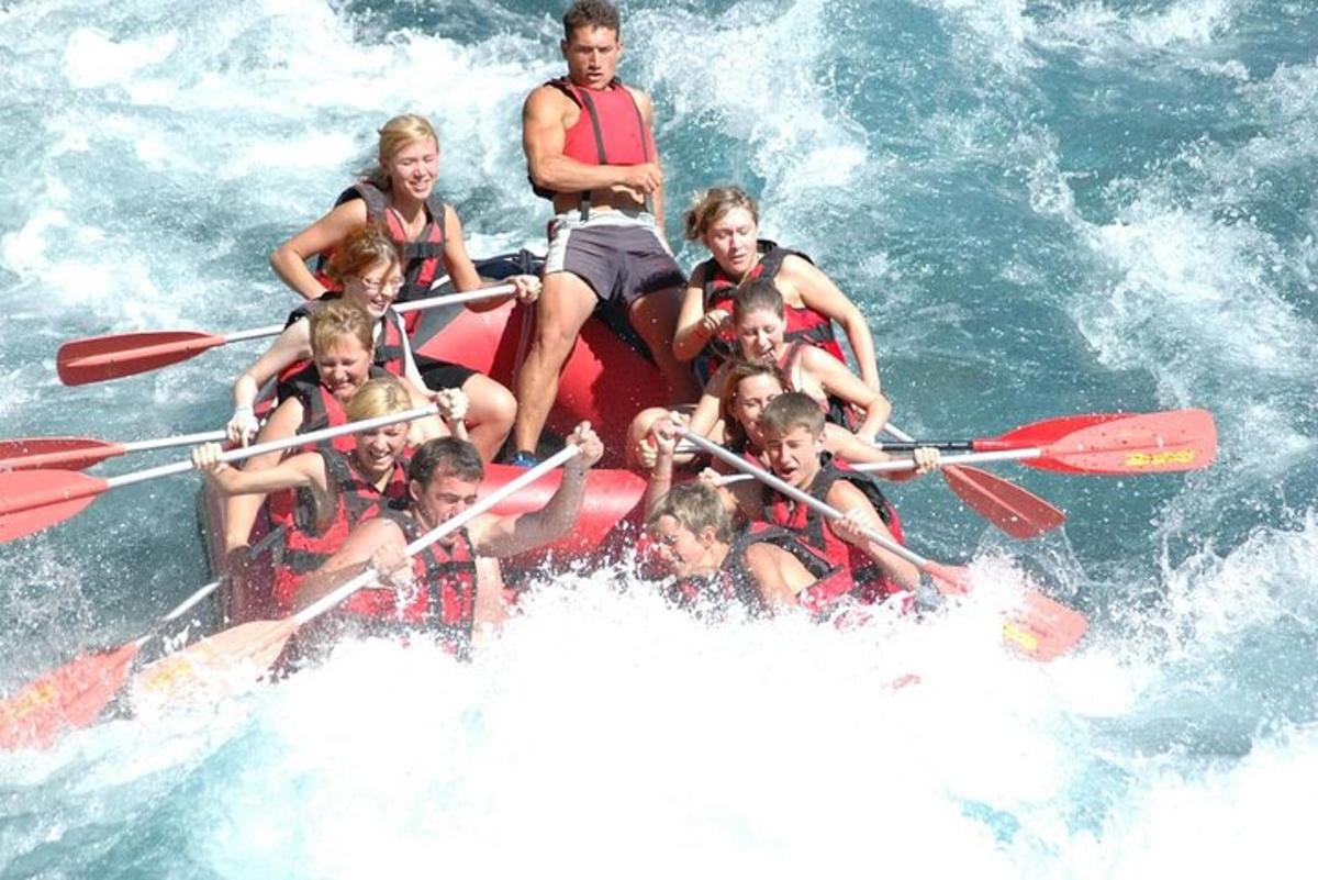 een groep mensen op een vlot in het water