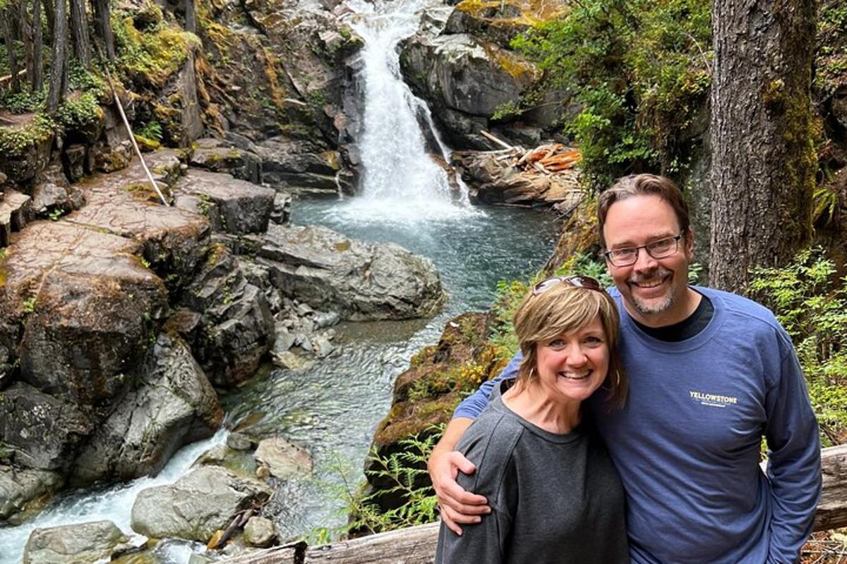 Maður og kona standa fyrir framan foss