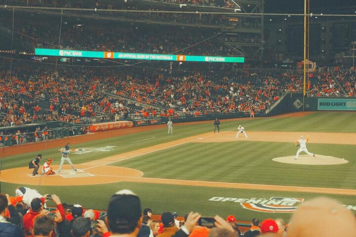 una multitud de gent mirant un partit de beisbol