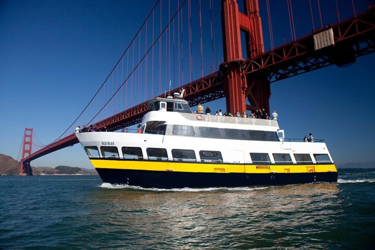 loď proplouvající pod mostem Golden Gate