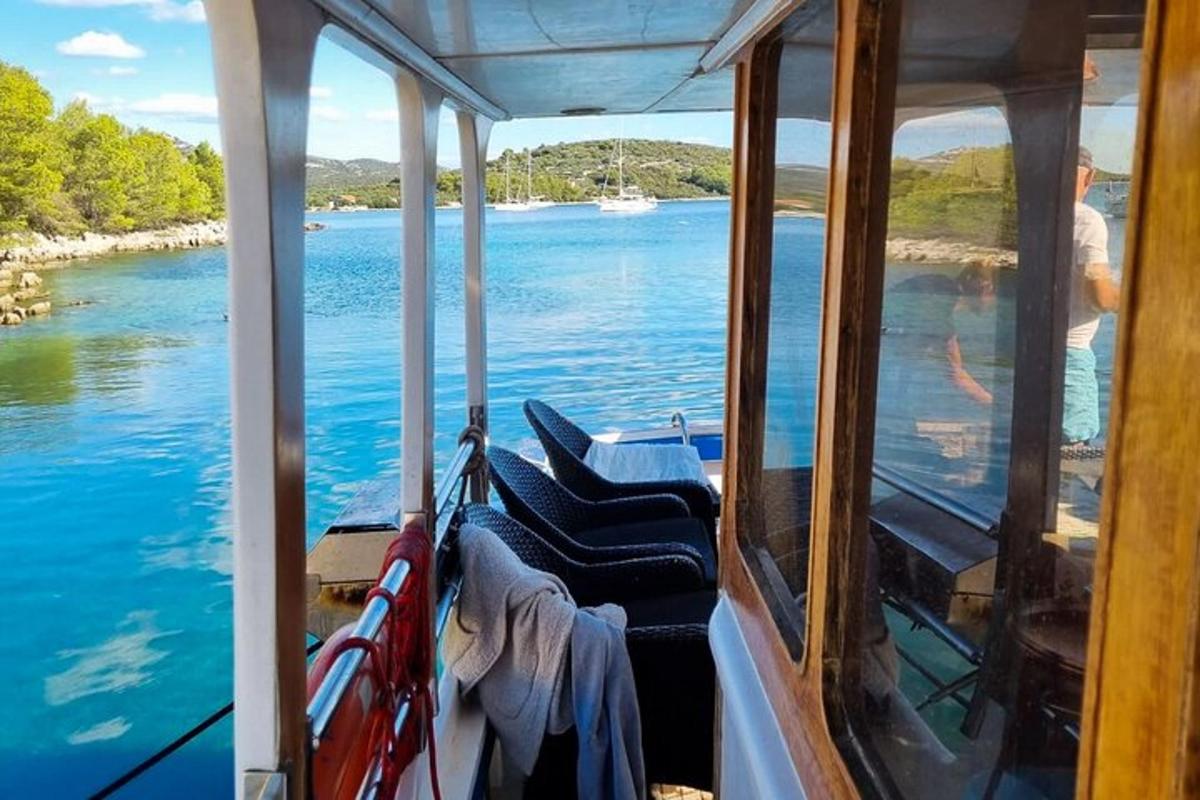 um barco com assentos em um corpo d'água