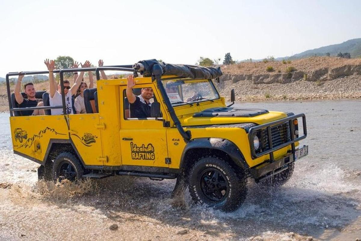 un grup de persones en un jeep groc a l'aigua
