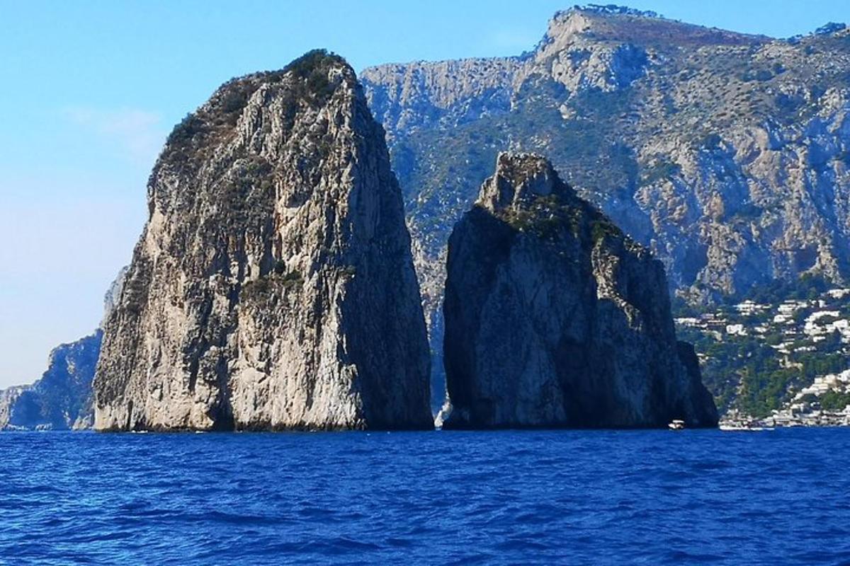 una gran formación rocosa en medio del agua