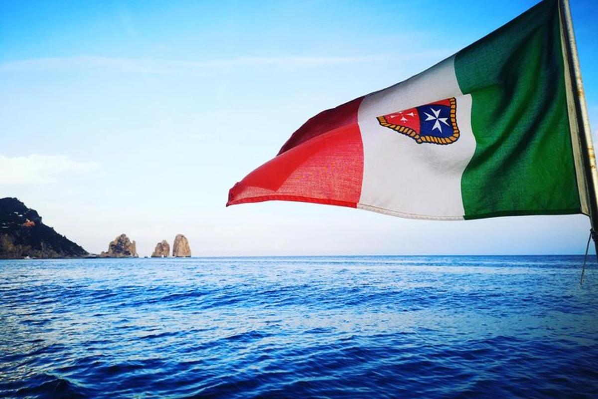 una bandera en la parte trasera de un barco en el océano
