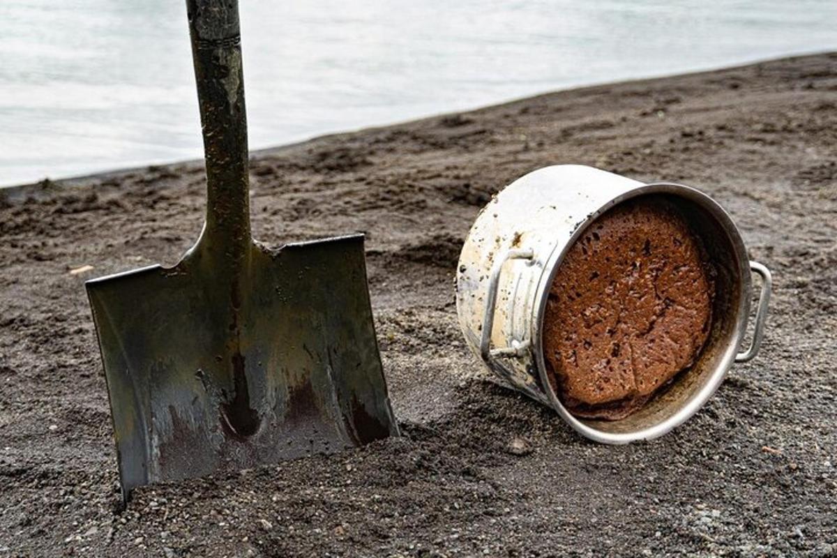 bekas logam makanan yang terletak di pantai