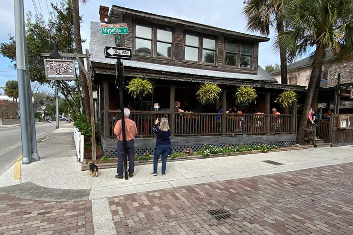 um homem e uma mulher tirando uma foto de um restaurante