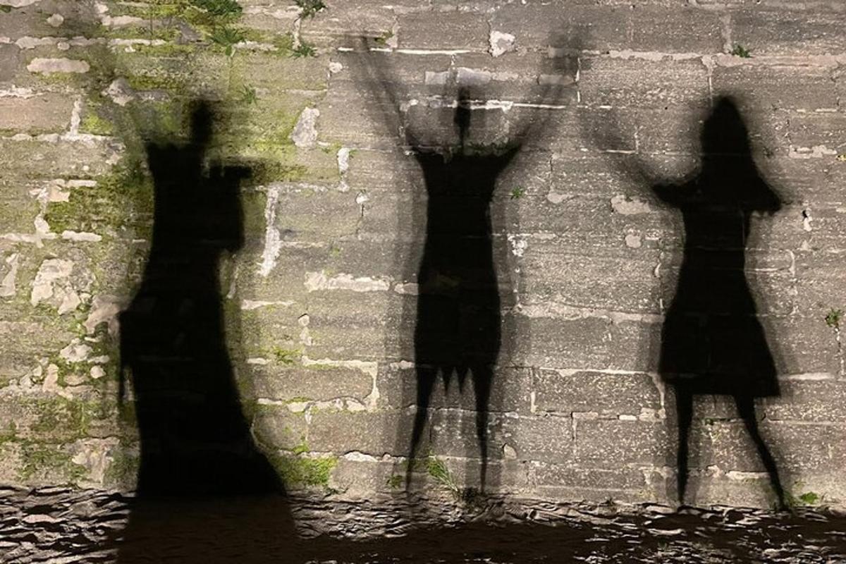 Δύο σκιές ανθρώπων σε έναν τοίχο από τούβλα