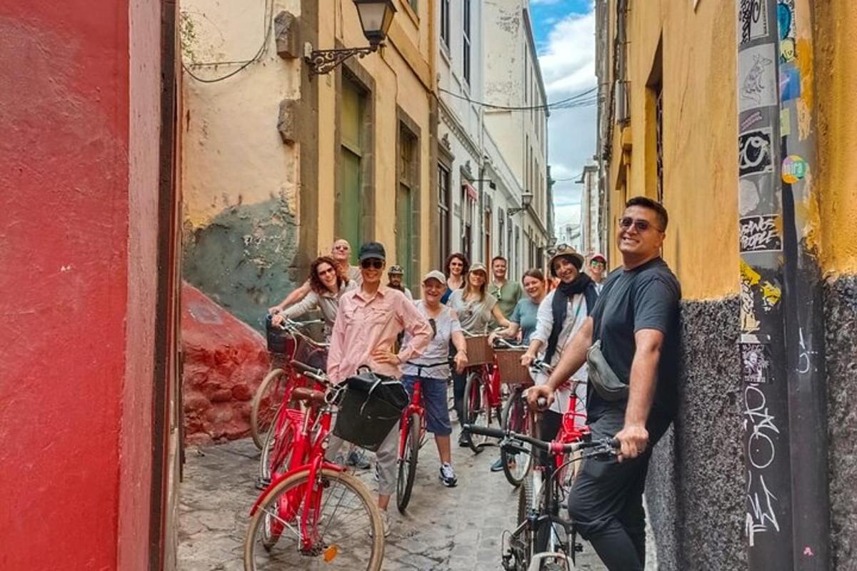 skupina lidí jedoucích na kolech po ulici