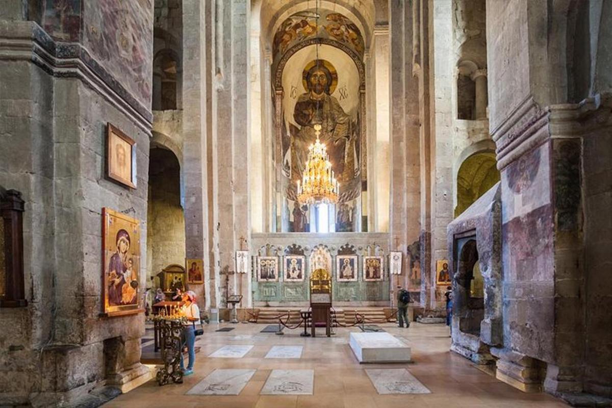 Una gran sala con una iglesia con un gran techo.