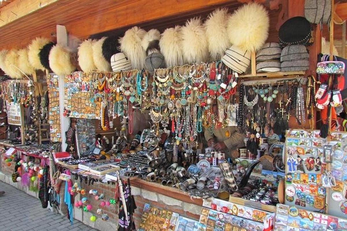 una tienda con una variedad de artículos en exhibición