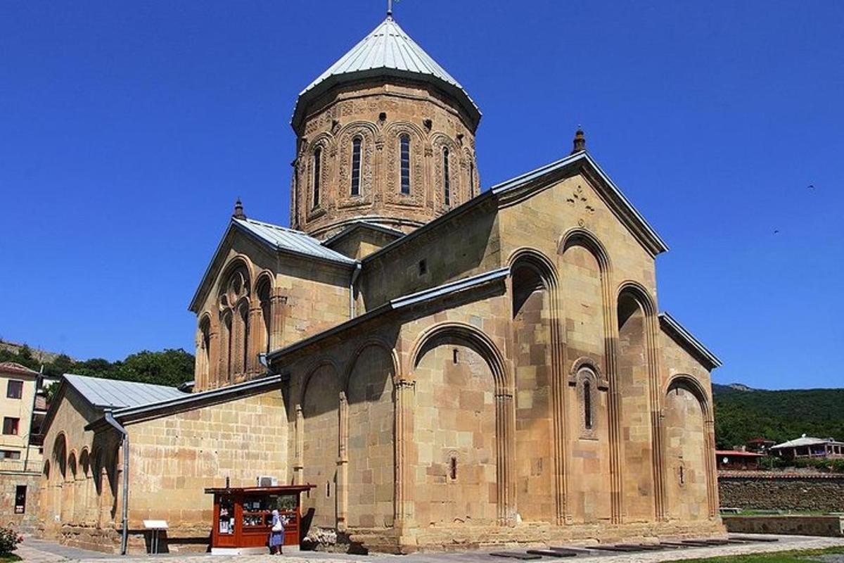 Una gran iglesia de ladrillo con una torre en la parte superior.