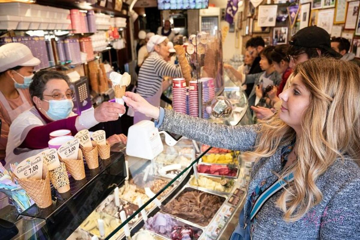 una donna sta comprando cibo in un supermercato