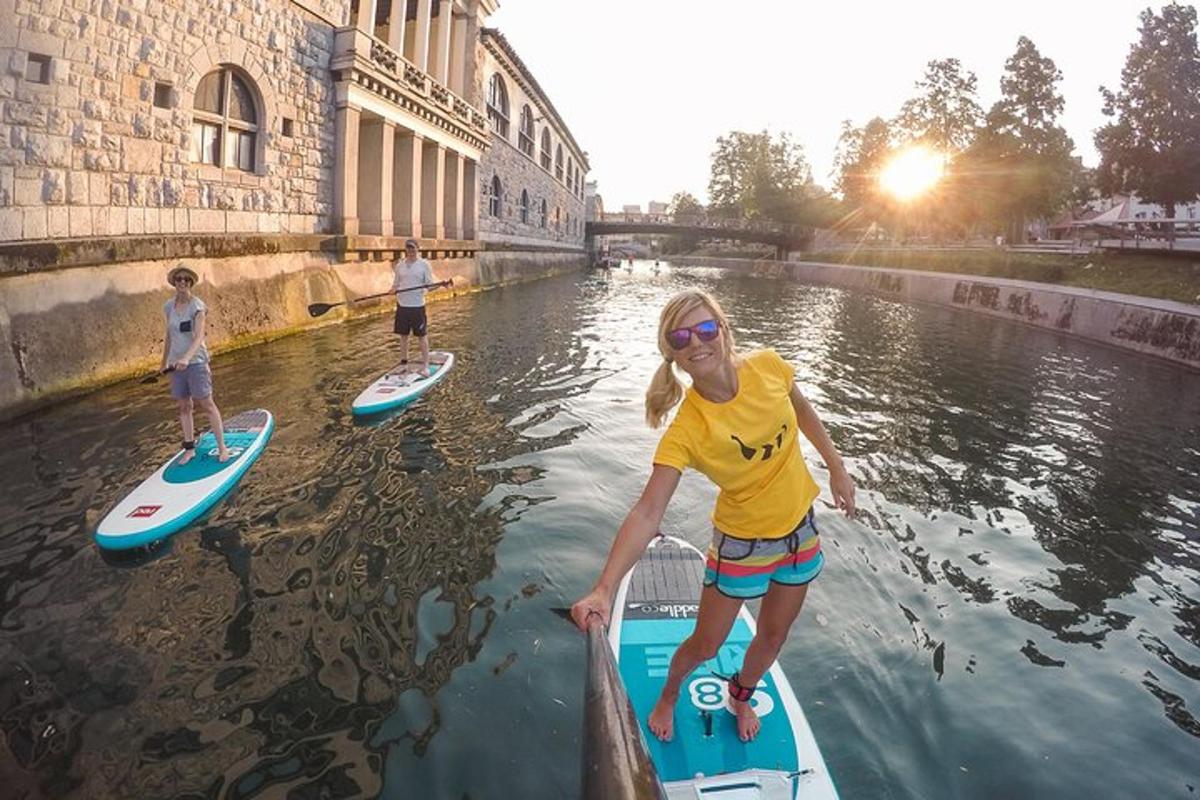 žena stojící na paddleboardu ve vodě