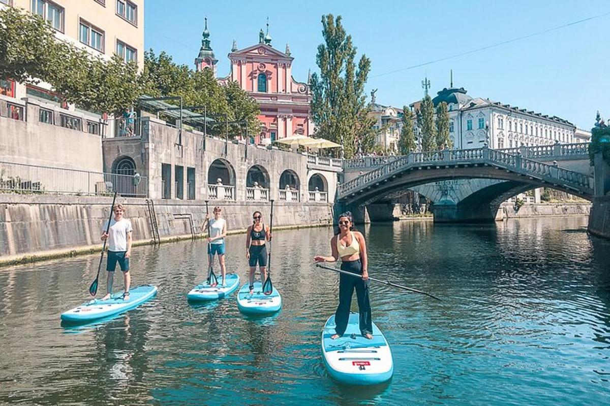 skupina lidí na paddleboardech ve vodě
