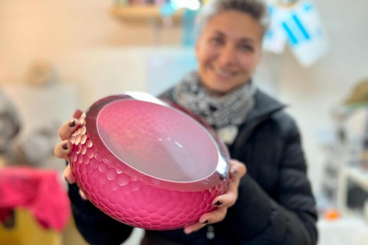 naine hoiab käes roosat klaasist kaussi