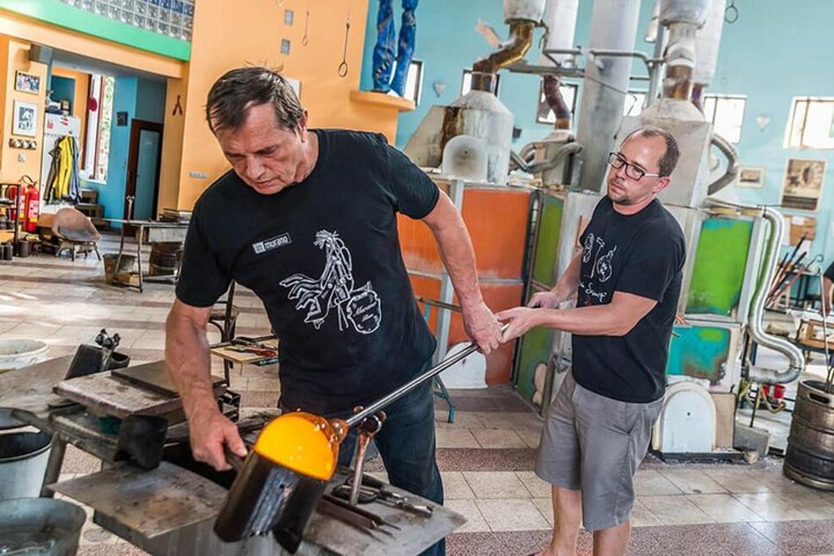 dos homes drets en un taller amb una olla
