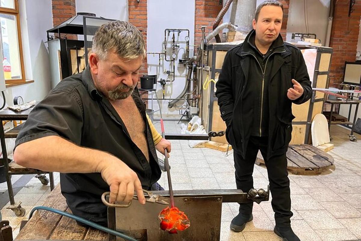 kaks meest tehases toidutüki kallal töötamas