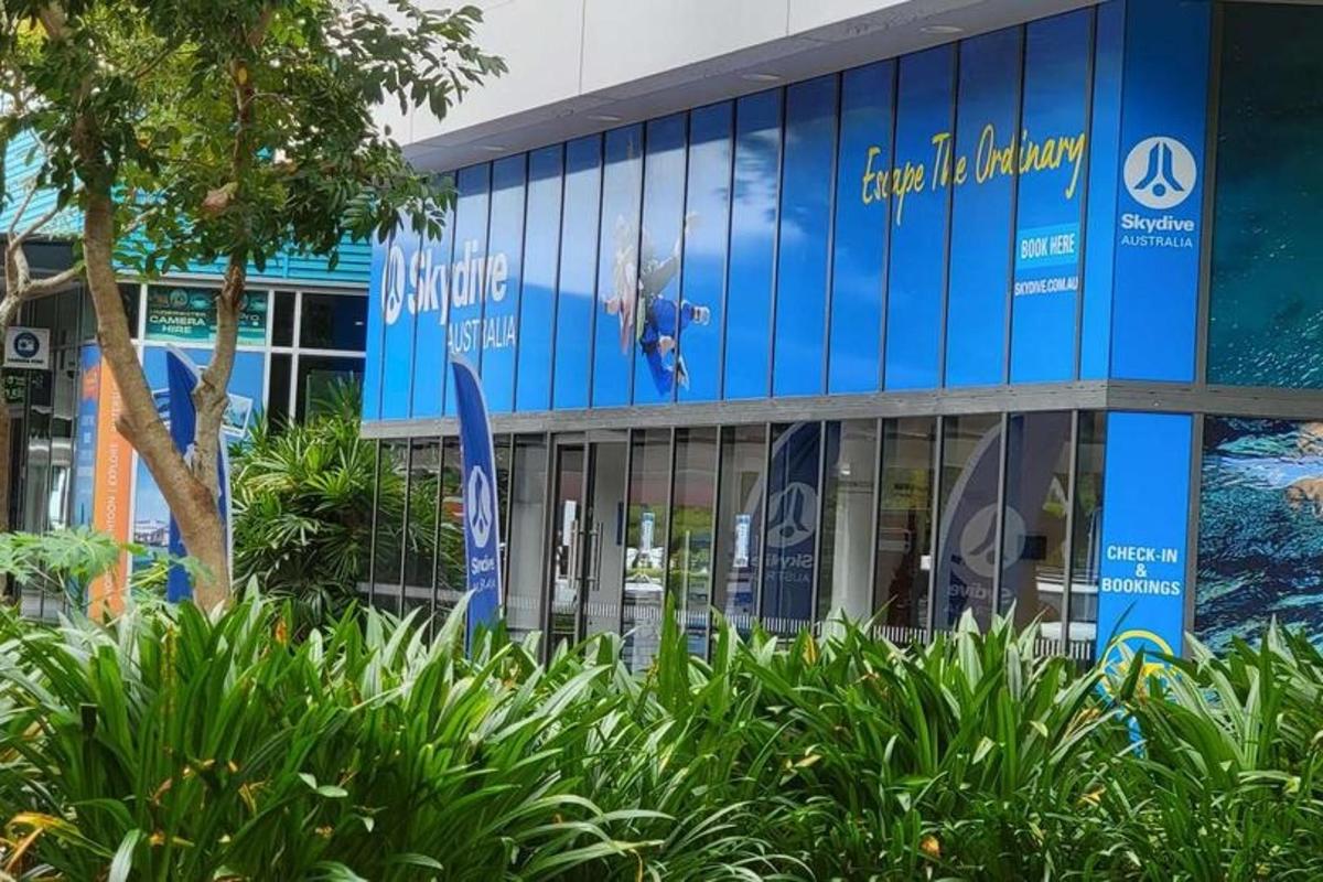 um prédio azul com uma placa na lateral