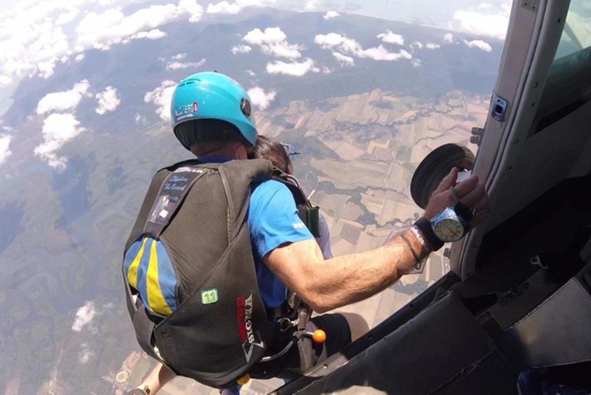 um homem com uma mochila voando em um avião