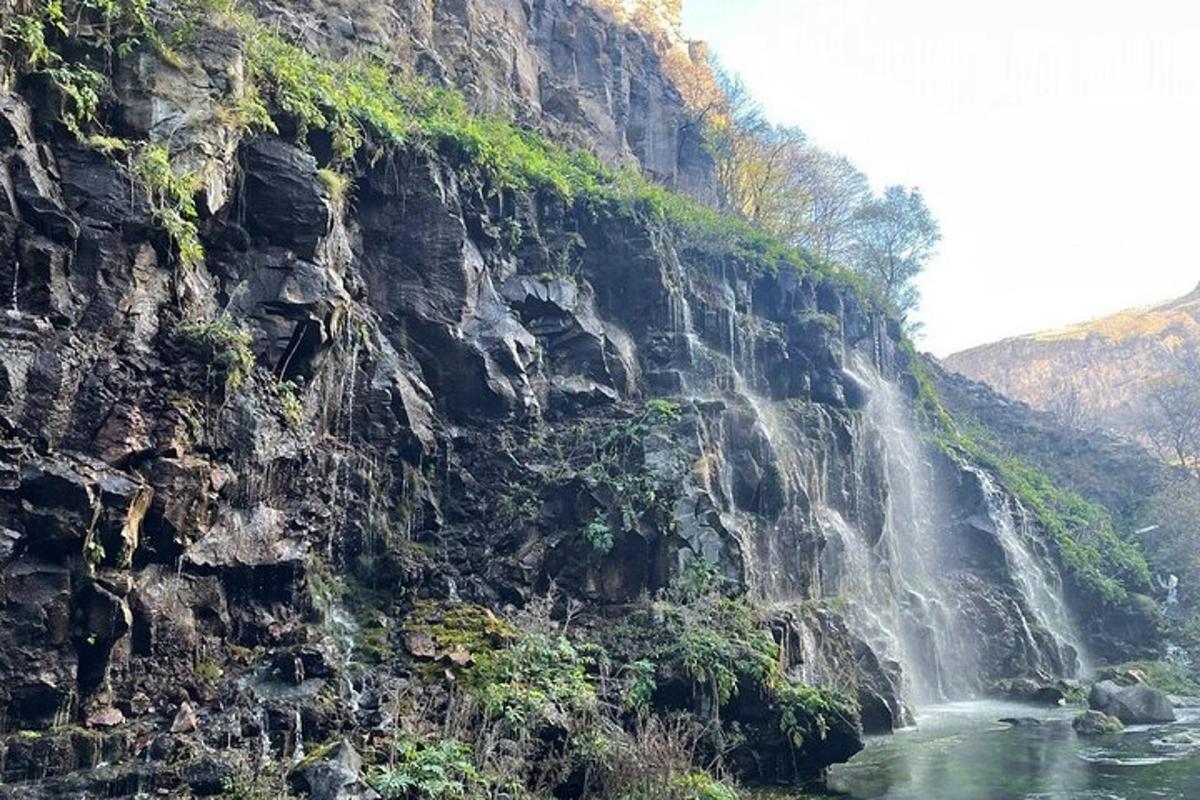 شلال على جانب الجبل