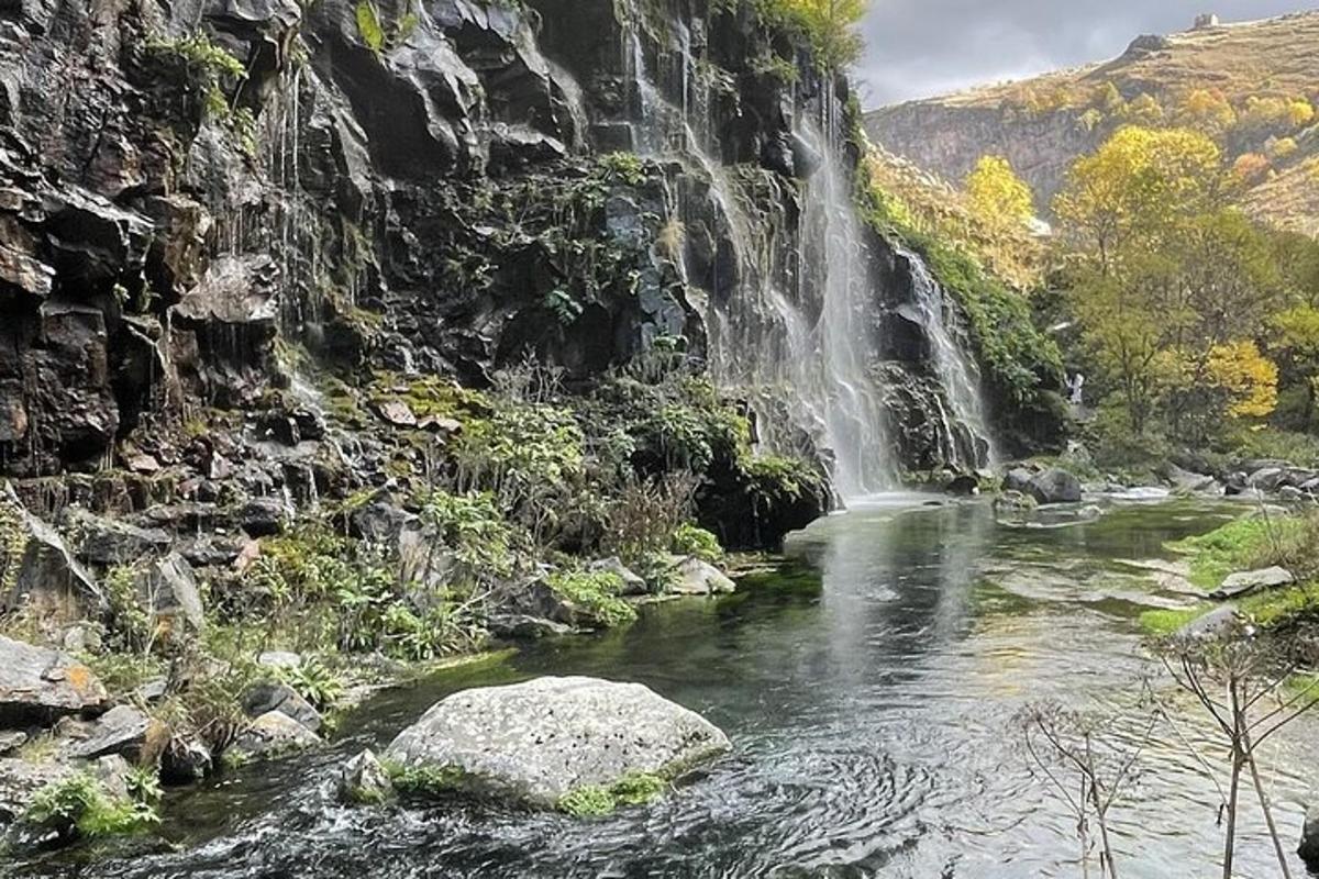 川沿いの滝