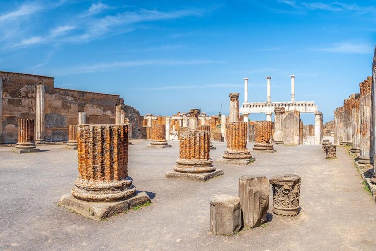 un gruppo di colonne in un'antica rovina