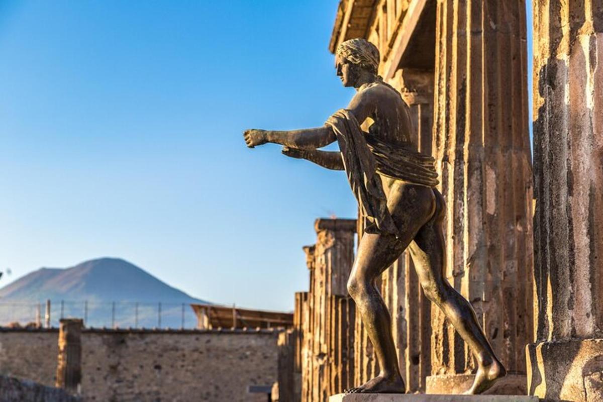 una statua di un uomo in piedi sul lato di un edificio