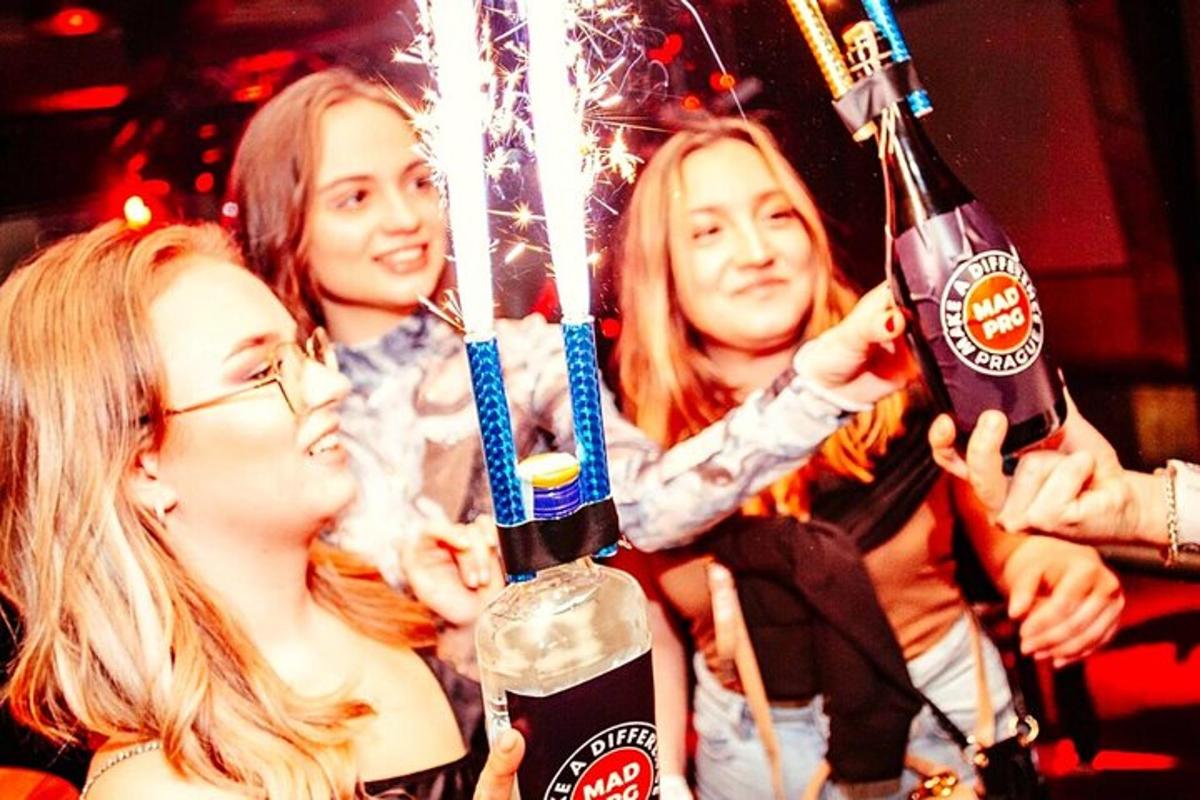 μια ομάδα γυναικών που στέκονται δίπλα σε ένα μπουκάλι μπύρας