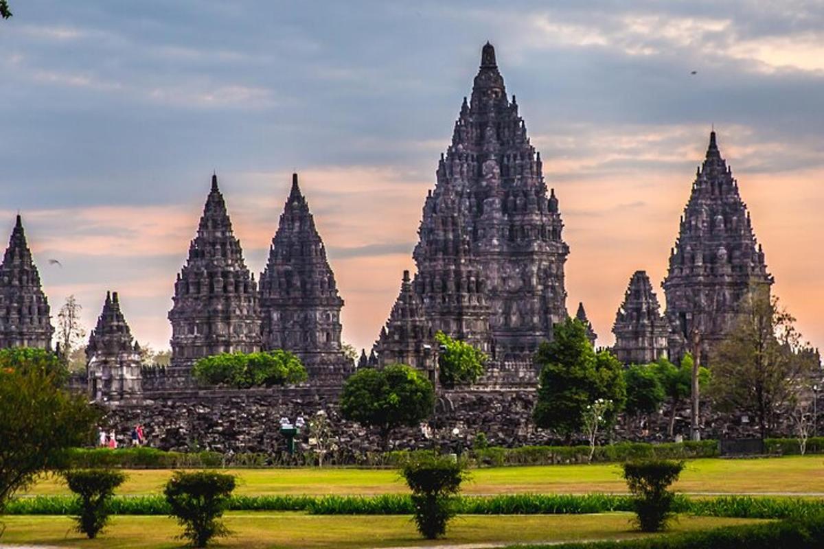 Angkor Wat templomainak látványa naplementekor
