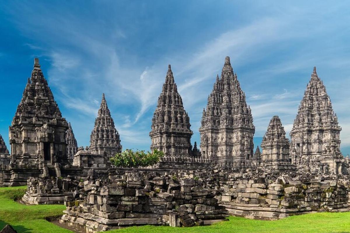 Un gran templo de piedra con altas torres en un campo