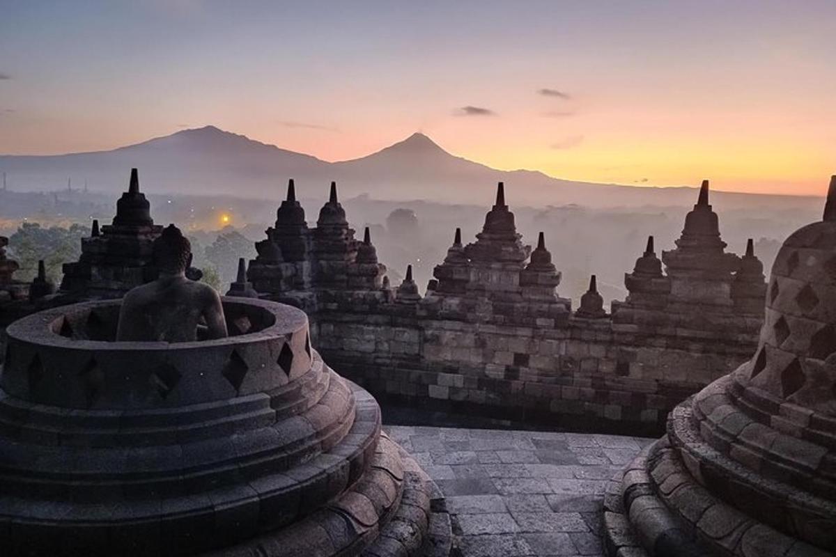 una silueta de un templo con vista a las montañas