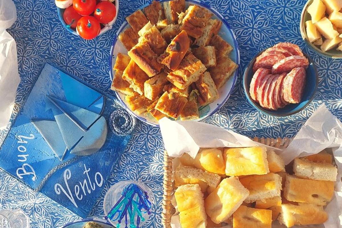 borð með tveimur diskum af brauði og smákökum