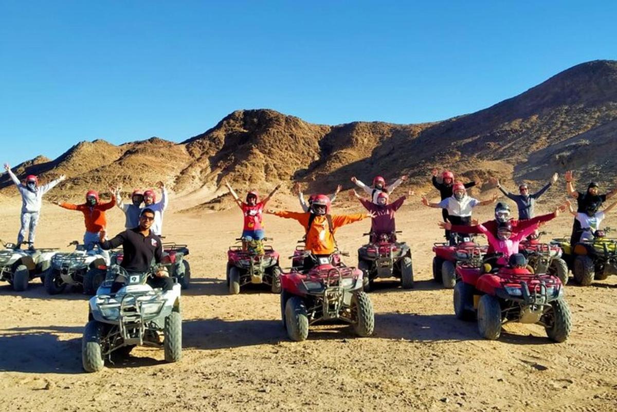 sekumpulan orang di atv di padang pasir