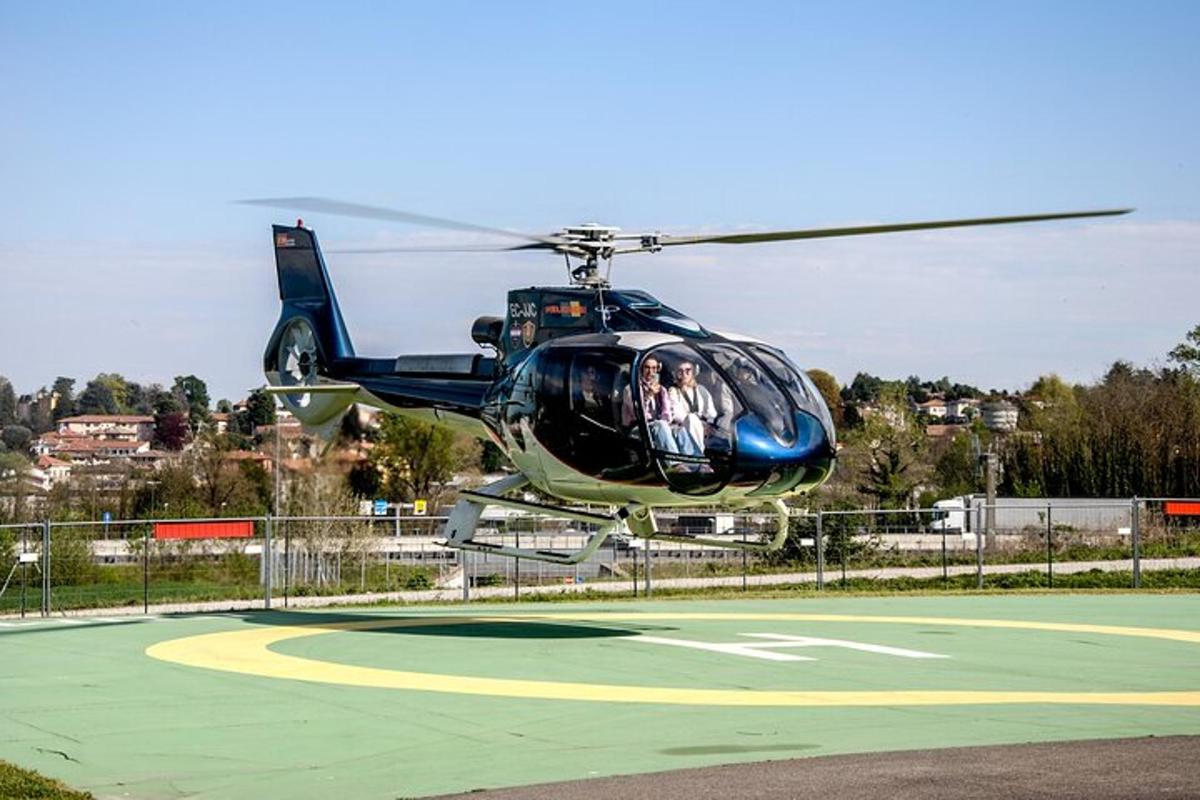 egy helikopter, amelyben emberek ülnek a kifutópályán