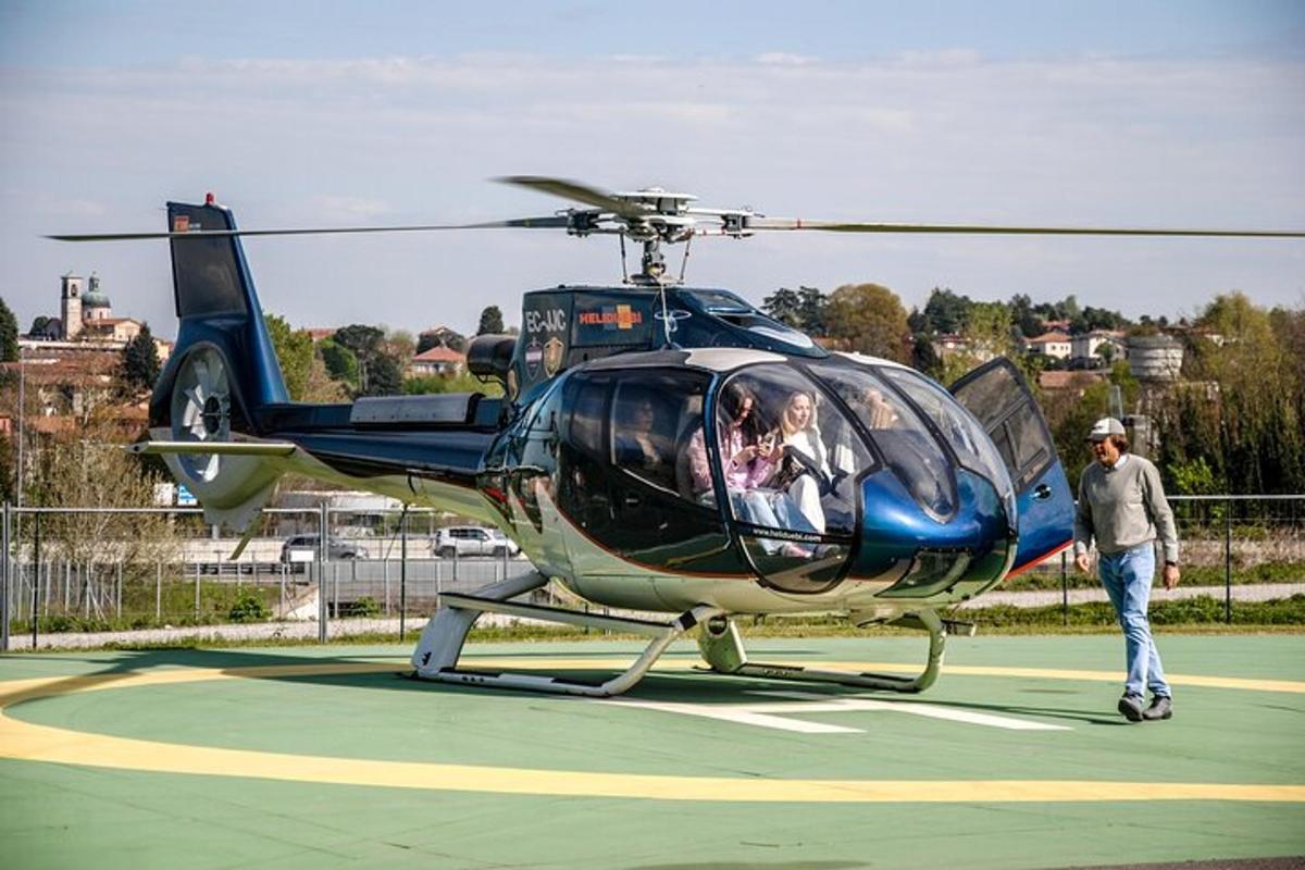 egy férfi és egy nő áll egy helikopterben