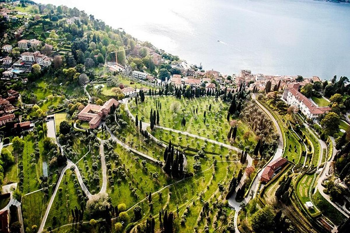 Una vista aérea de una ciudad con árboles en una colina.