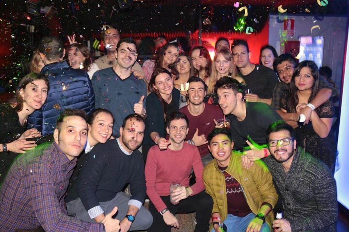 grupp inimesi, kes poseerivad peol pildi jaoks