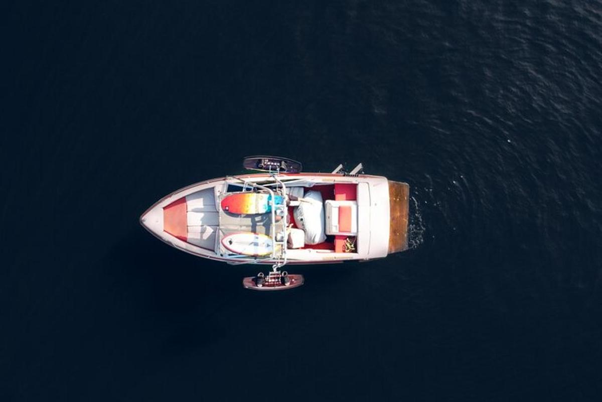 una vista aérea de un barco en el agua